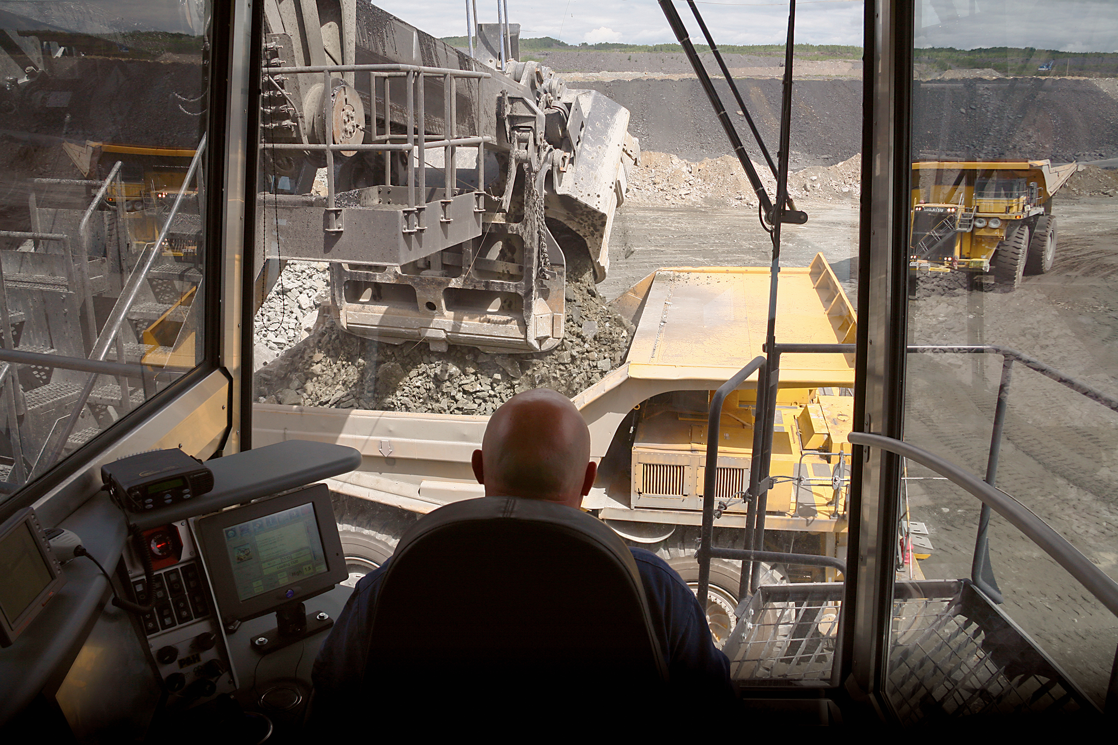 Electric rope shovels